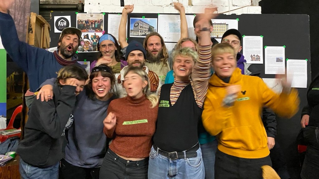 Jubel bei der Mitgliederversammlung vom Mietshäusersyndikat - die Ruh wurde als Projekt-Initiative ins Netzwerk aufgenommen.