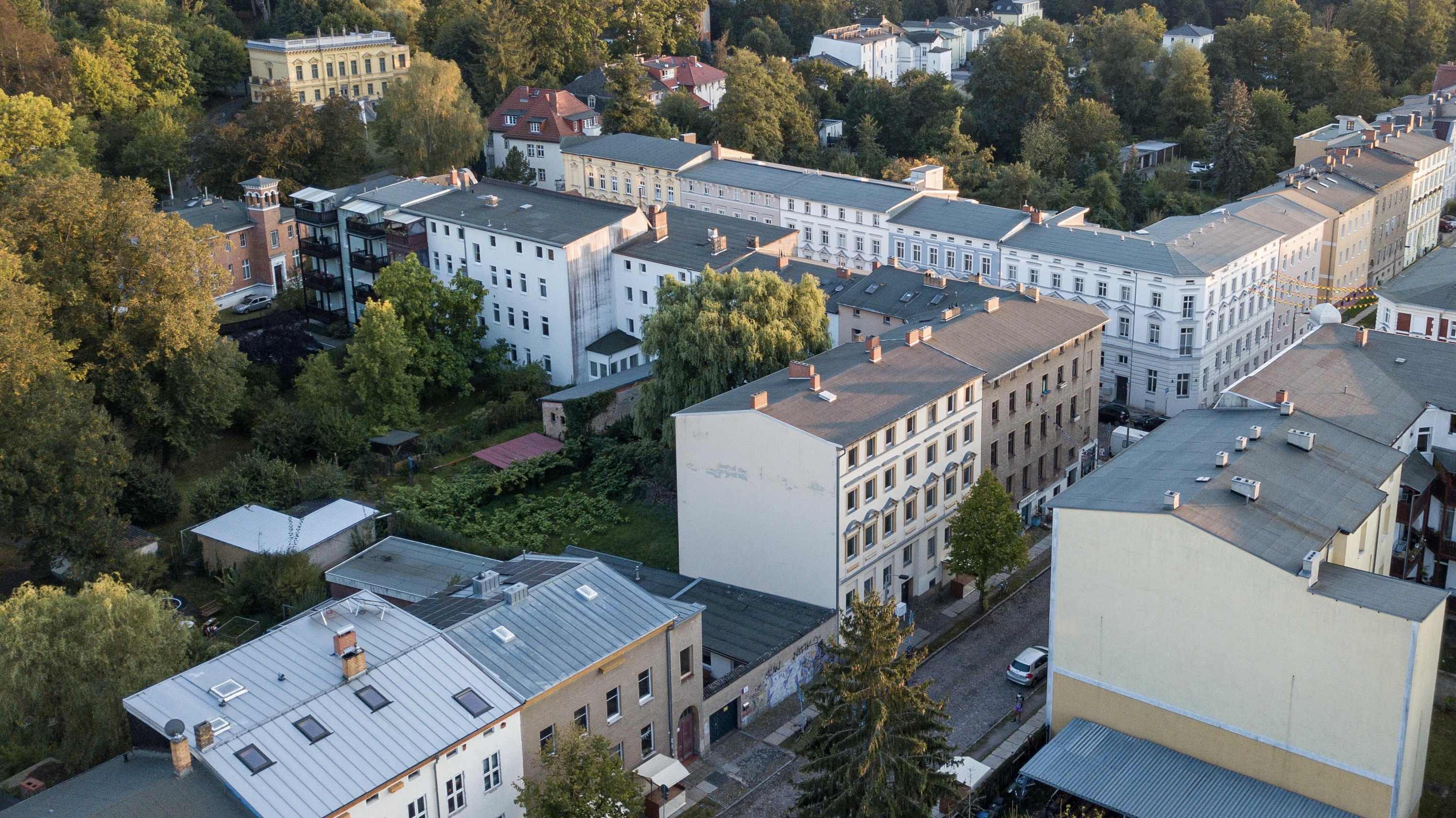 Blick von oben: die Ruhlaerstraße 17 und der Garten
