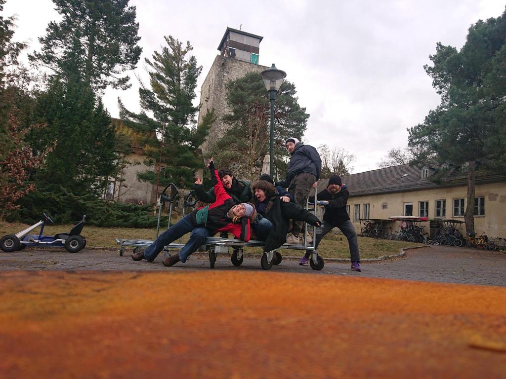 Ruh*lies auf einem Einkaufswagen im Hof des Funkinstituts.